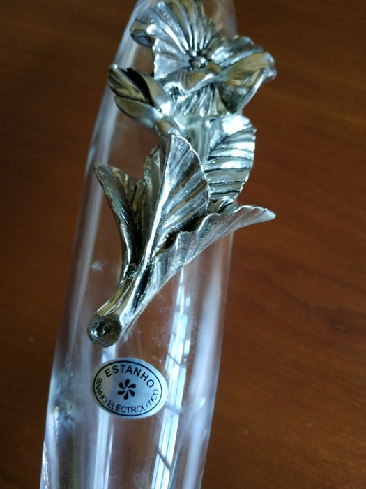 Jarra de vidro com flor de estanho