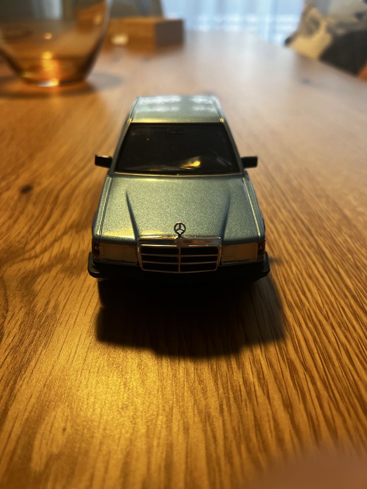 Minatura mercedes 190 burago 1/24