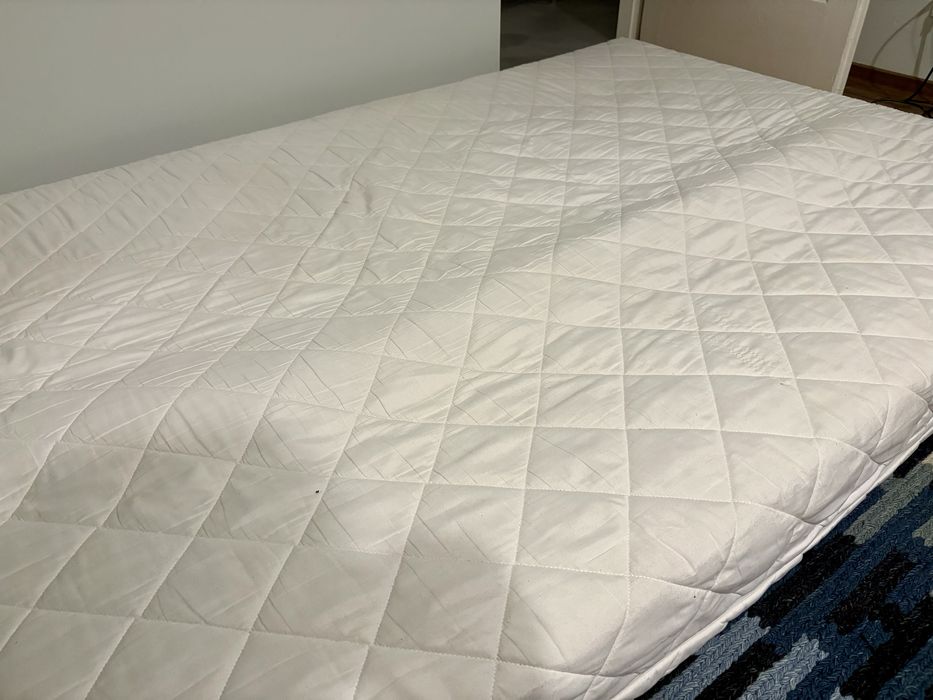 Łóżko 140x200 z materacem i szafka nocna