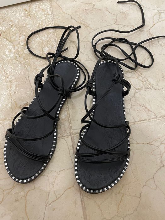 Sandálias rasas de tiras