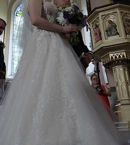 bogato zdobiona suknia ślubna