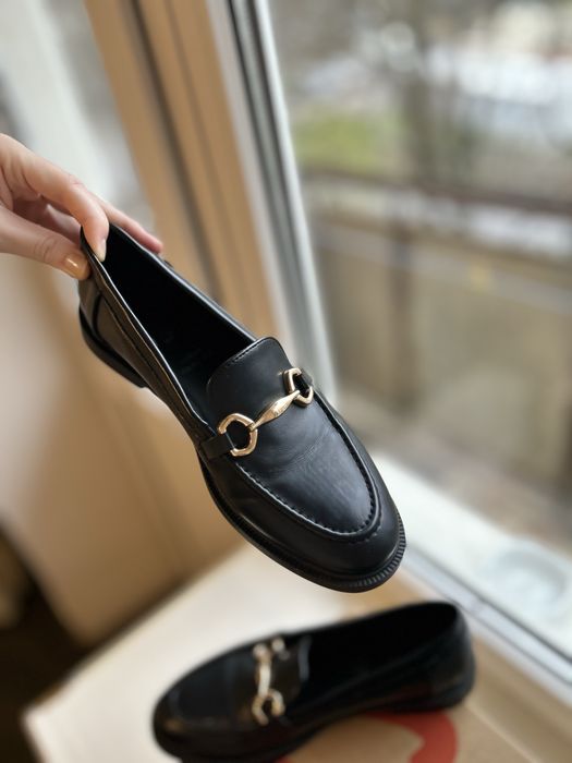 Стильні чорні лофери з золотистою фурнітурою. Vegan Friendly.