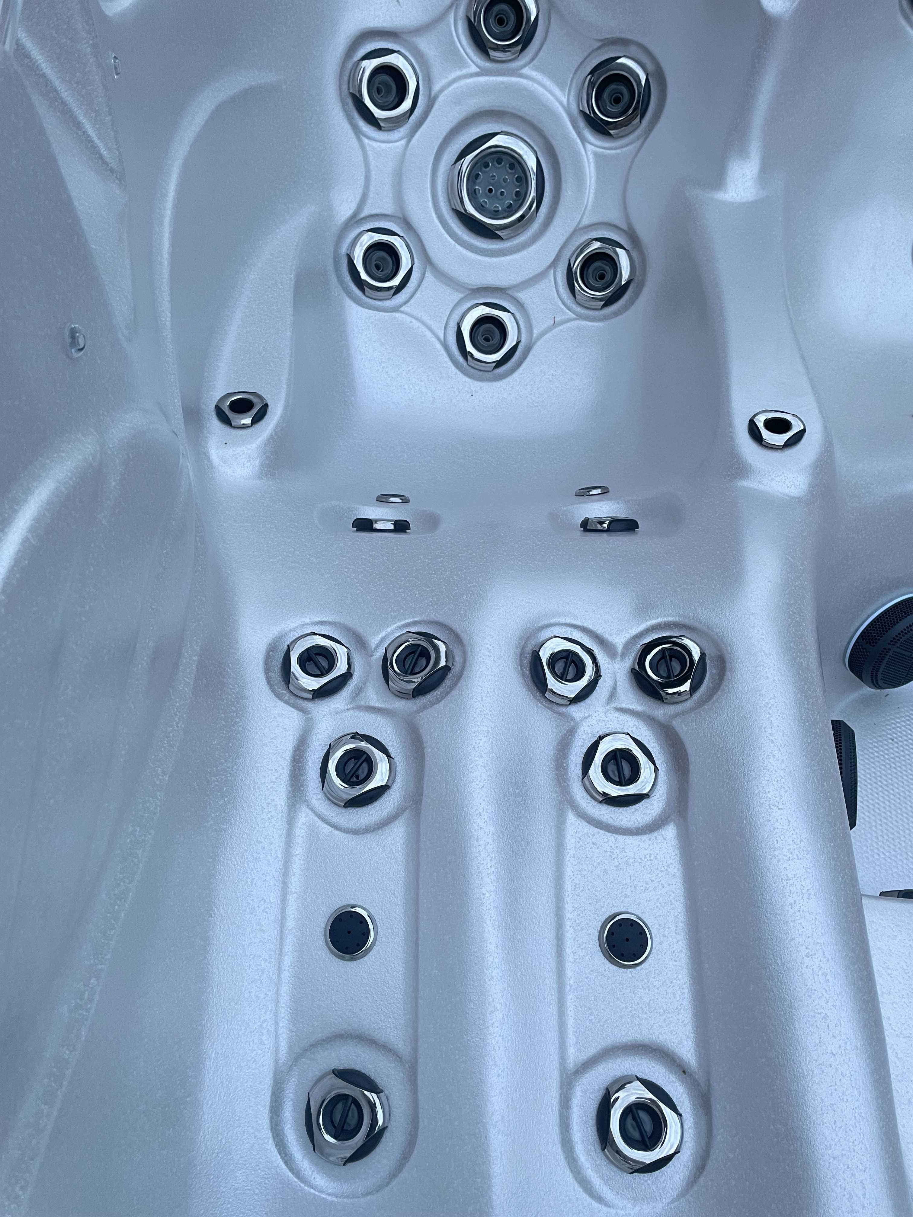 Całoroczne Jacuzzi - wanna z hydromasażem dla 5 osób Eternal