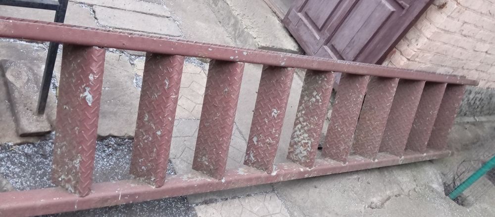 Металева зварна драбина