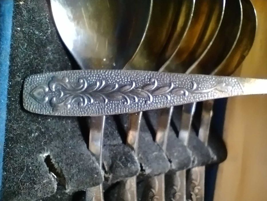 Srebrne lyzeczki w pudełku