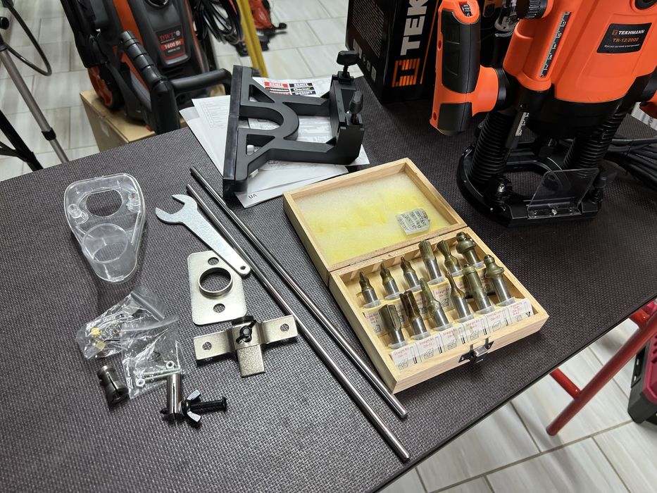 Фрезер электрический Tekhmann TR-12/2000 + набор фрез 2000 Вт