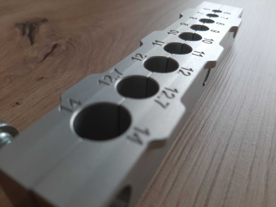 Precyzyjna nakładka imadła do chwytania rur i prętów od Fi6 do Fi14mm