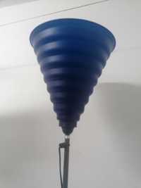 Lampa stojąca z niebieskim kloszem