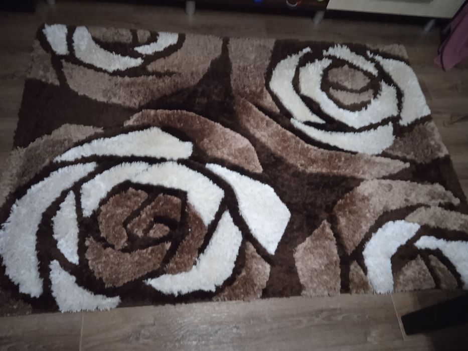 Продам недорого б.у.килим травка 120/170 рози