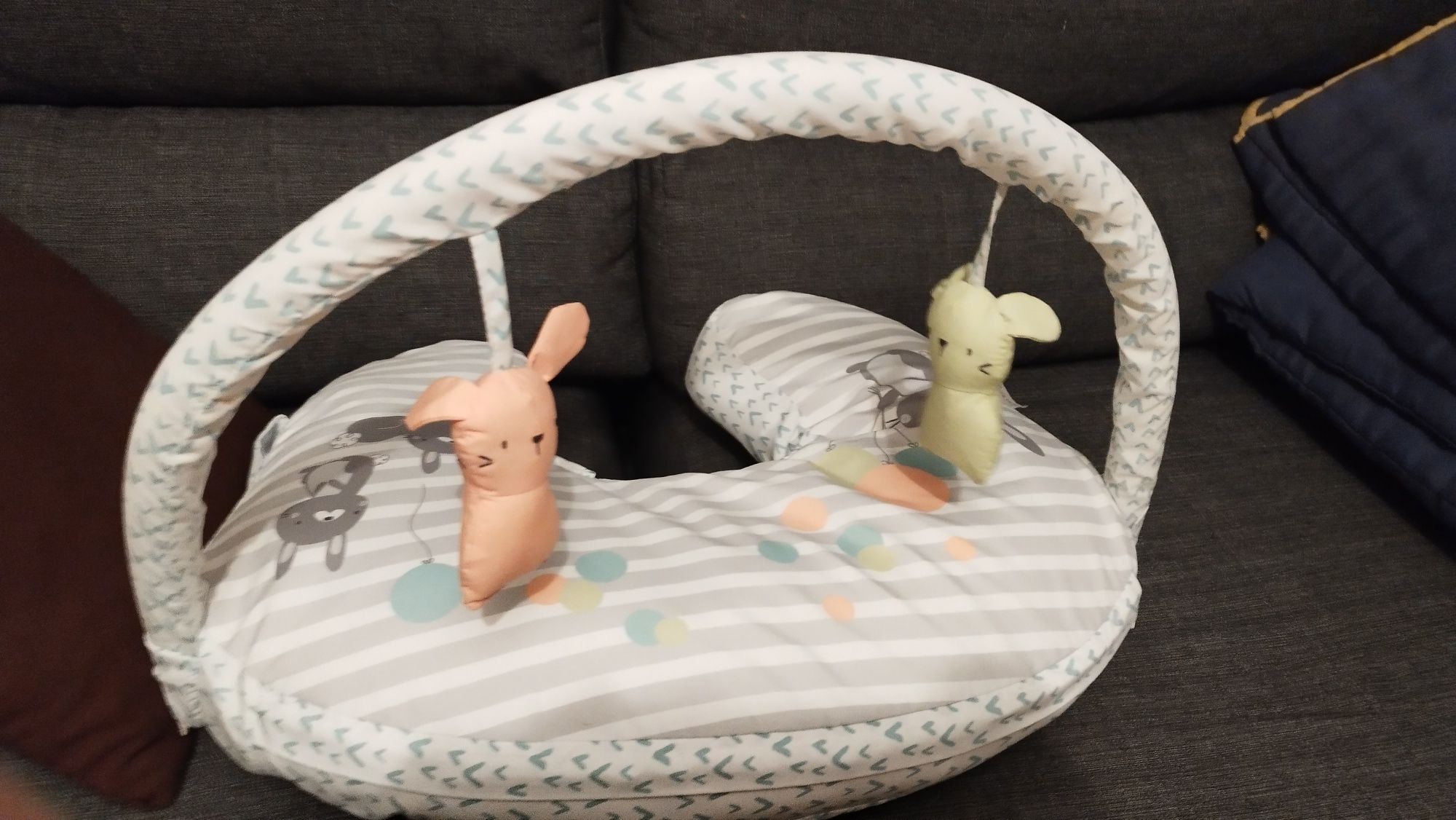 Ingenuity Almofada Maternal com Barra de Jogos
