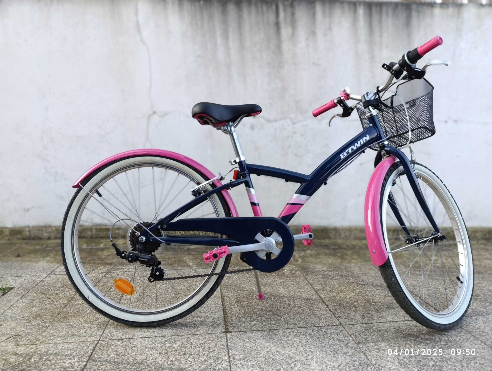 Bicicleta BTWIN roda 24 com cesto.