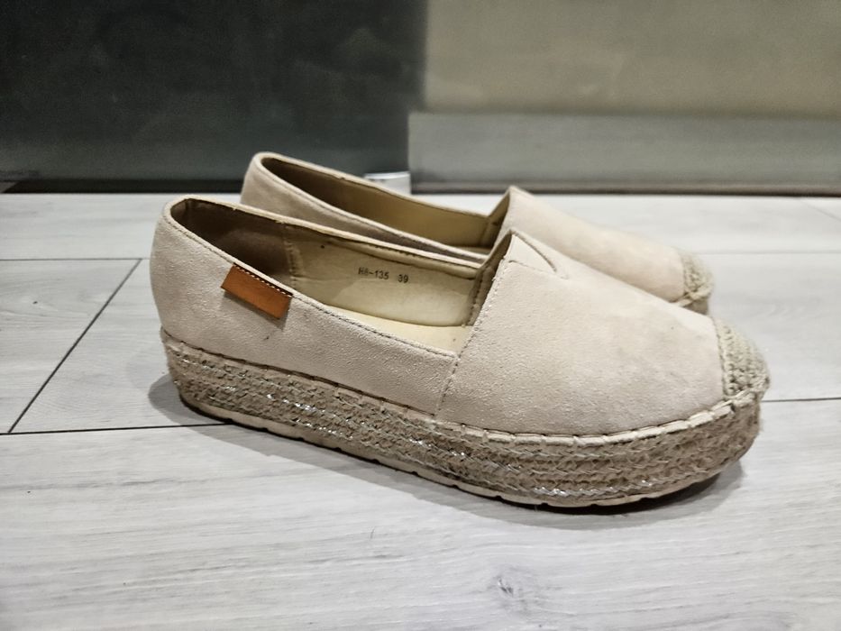 Beżowe espadryle