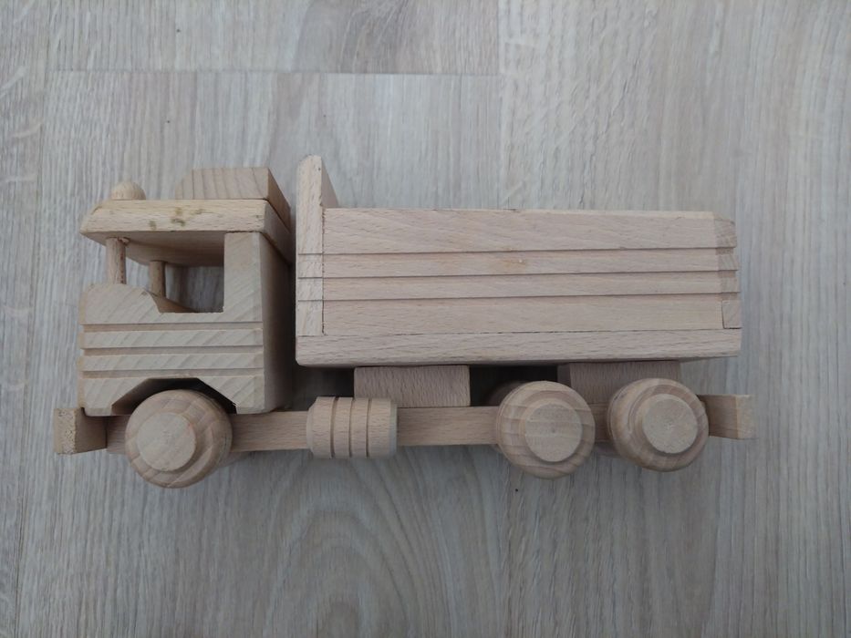 Drewniana ciężarówka
