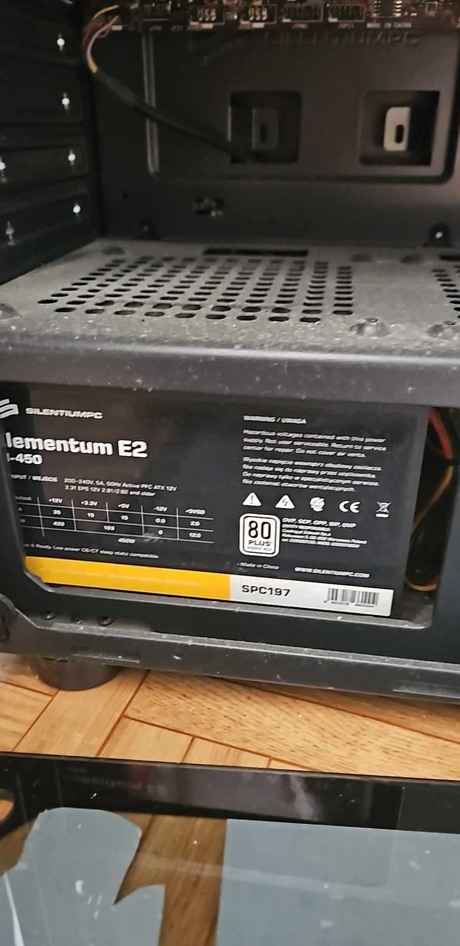 Komputer do gier razem z monitorem i klawiaturą