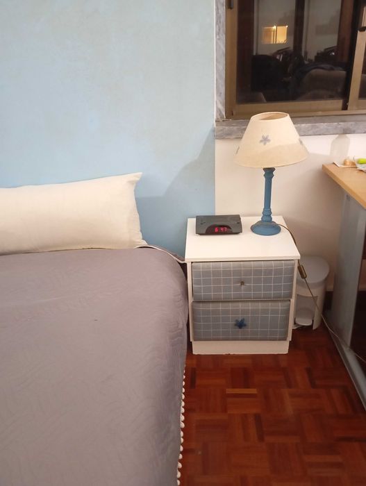 Vendo cama King 190/220 com mesas de cabeceira estrado e colchao