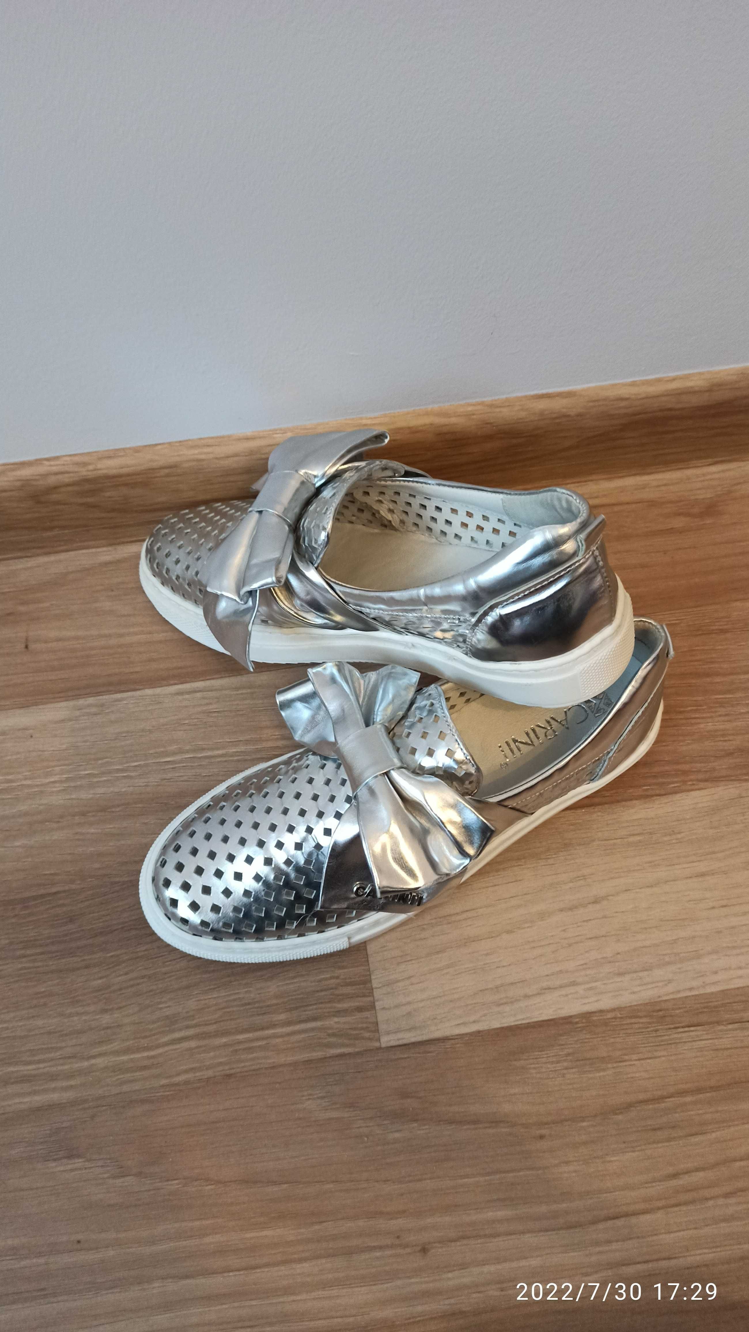 CARINII srebrne sneakersy skóra naturalna KOKARDA