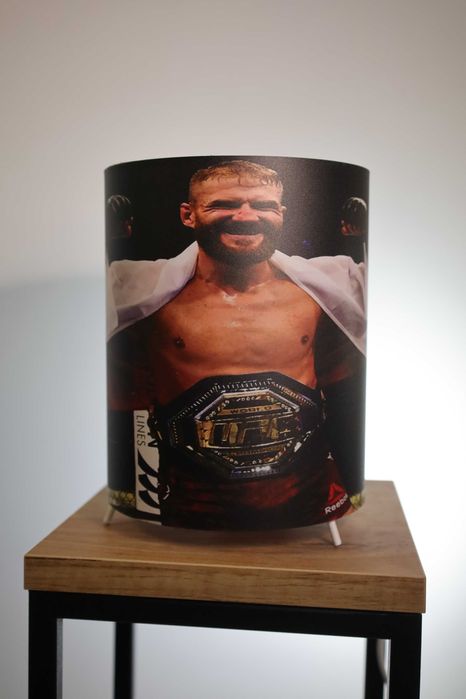 Nowoczesna Lampka Nocna(Biurkowa)z motywem sportowym: Jan Błachowicz