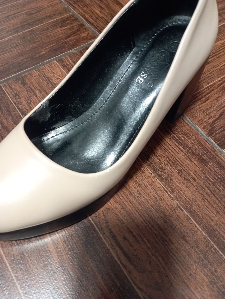 Buty na obcasie 36