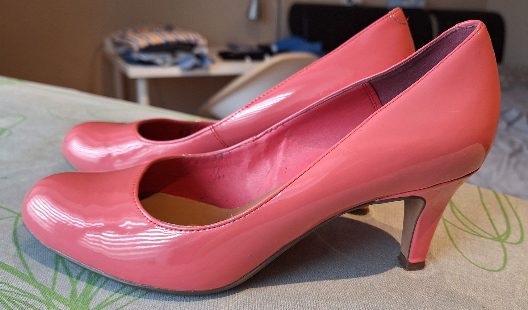 Clarks szpilki różowe brudny róż pudrowy 39 skóra lakierowana