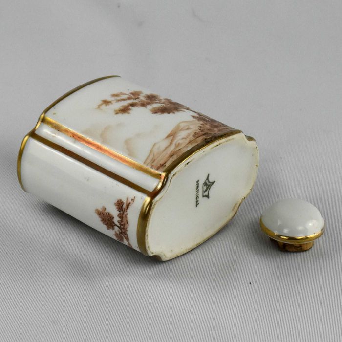 Frasco de perfume em porcelana decorado com paisagens e friso a ouro