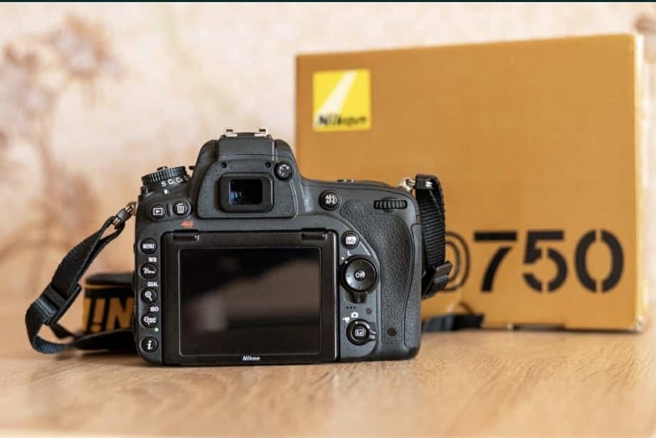 Камера Nikon 750D body