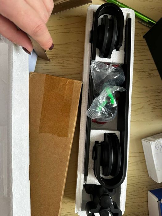 Фурнітура для підвісних дверей