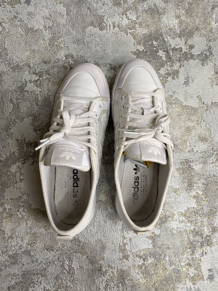 Оригінальні білі кеди adidas кросівки