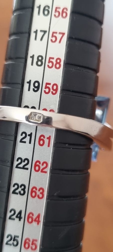 Srebrny pierścionek z niebieskim kamieniem 925