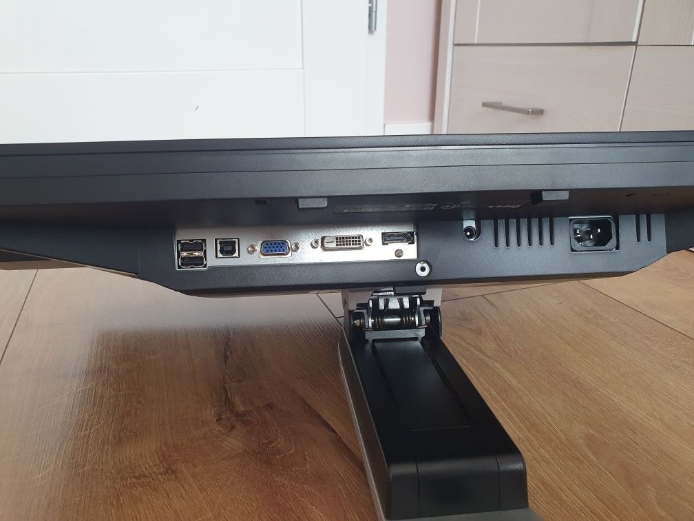 Monitor Dell 24 cale. Regulowany.