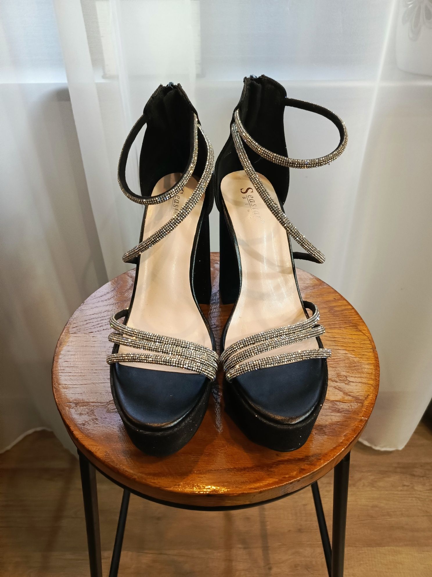 Buty na słupku sandałki