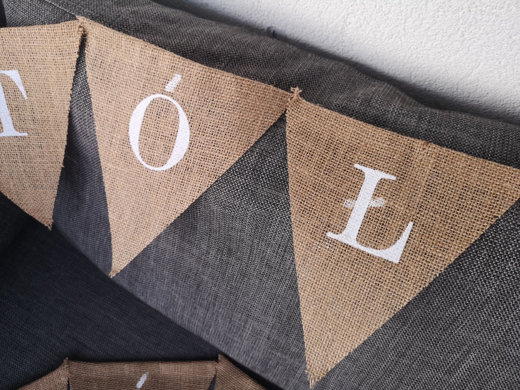Girlandy jutowe ślub wesele boho rustykalne napisy stół wiejski księga