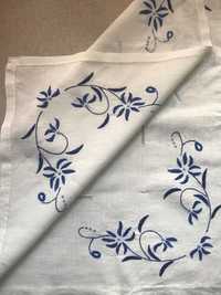 Biały obrus lniany haftowany vintage niebieskie kwiaty haft