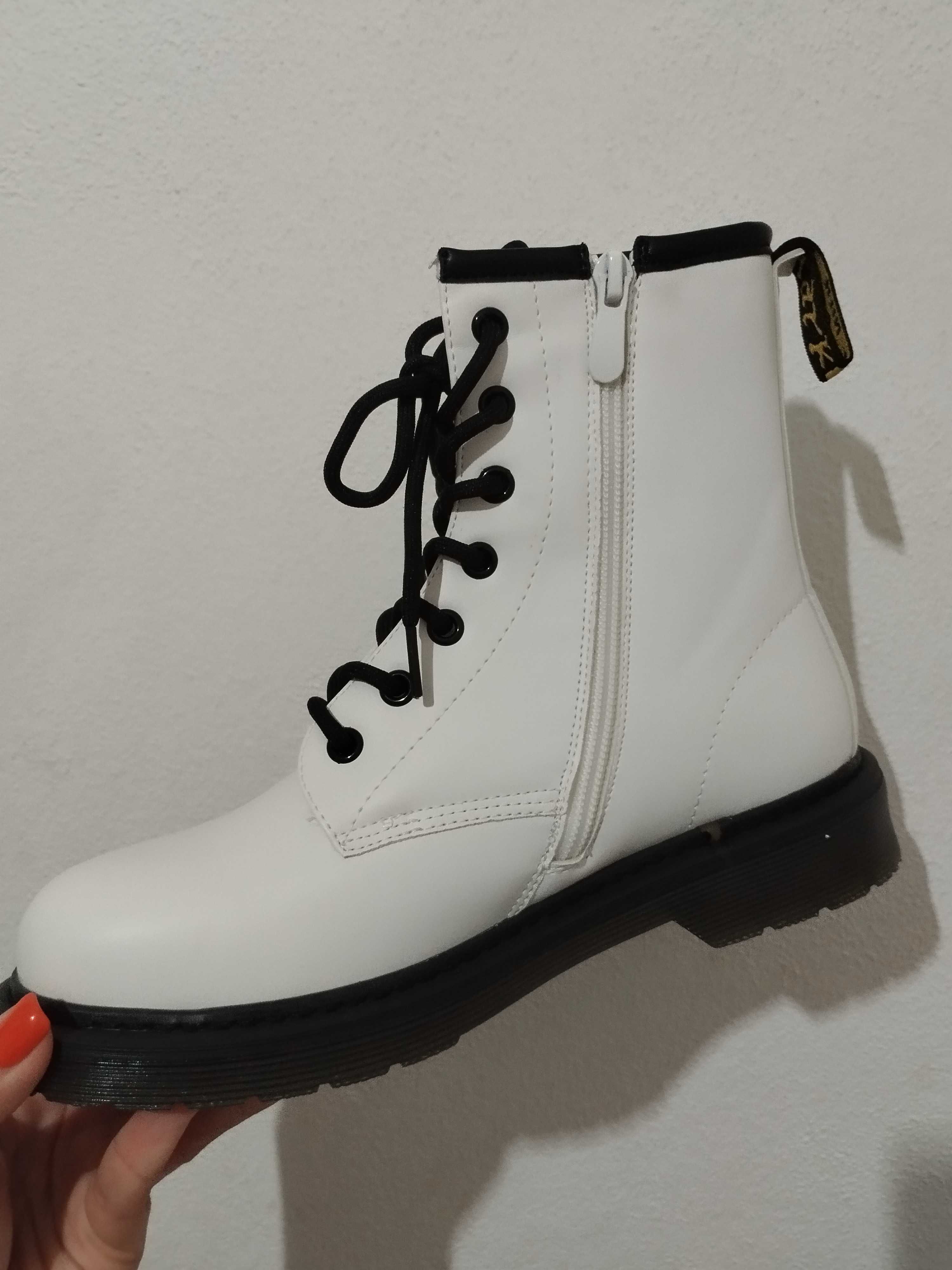 Botas militares brancas novas