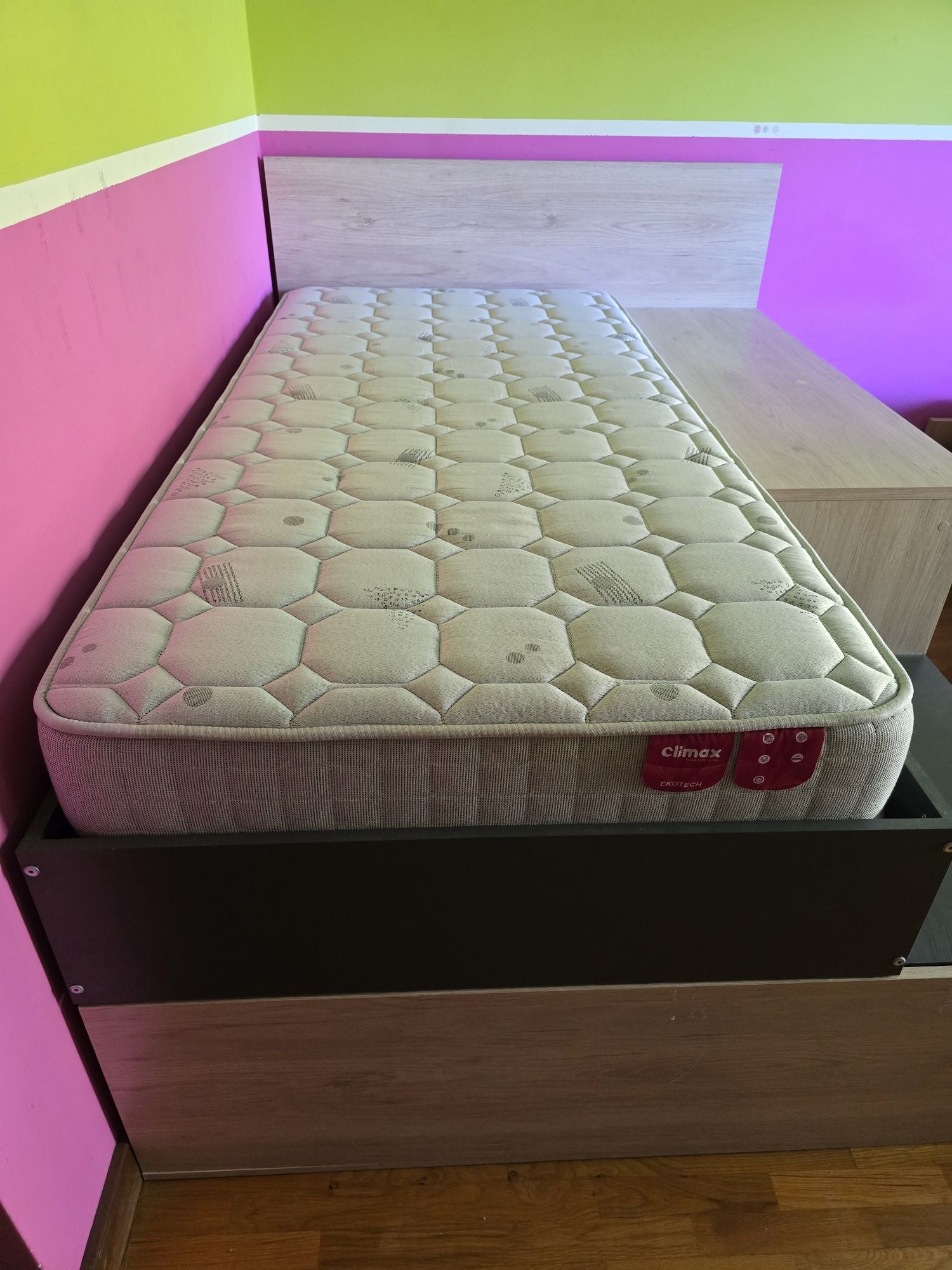 Cama solteiro com arrumo e mesinha de estudo