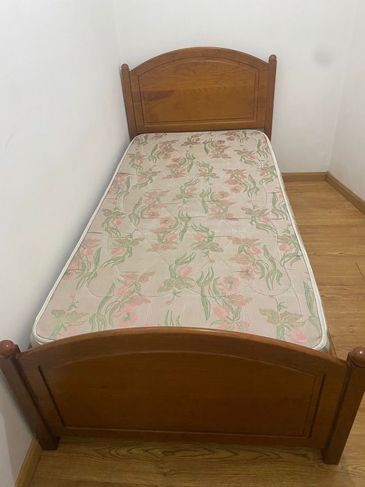Vendo Cama individual de Madeira