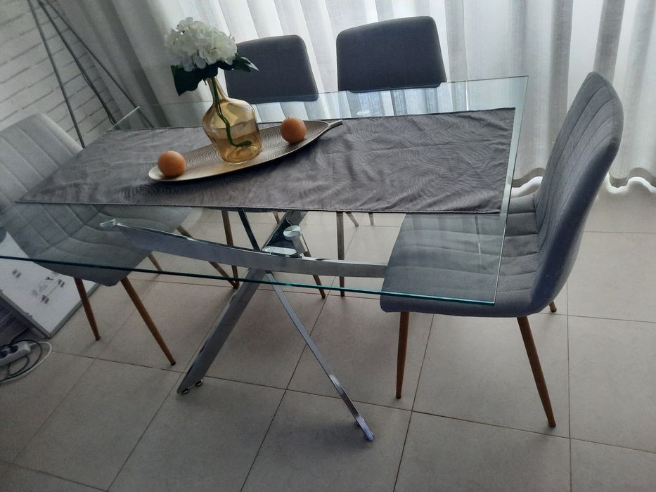 Mesa de vidro com cadeiras