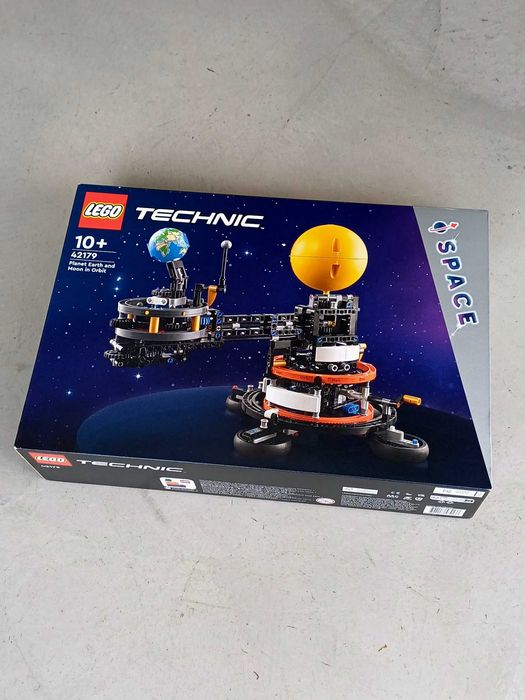LEGO 42179 - Planeta Terra e Lua em Órbita