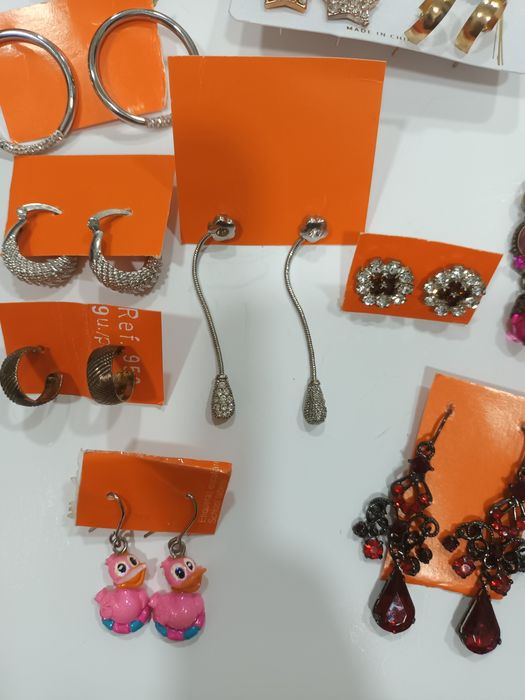 3€ a unidade brincos novos ,entrego em rio tinto ou envio ctt