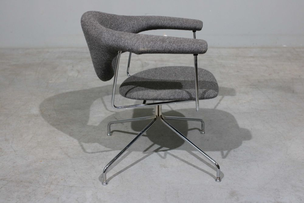 Cadeirão modelo “Masculo” de GamFratesi para Gubi