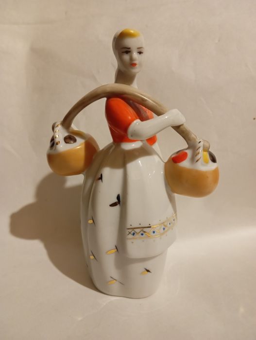 Статуэтка девушка с грибами.