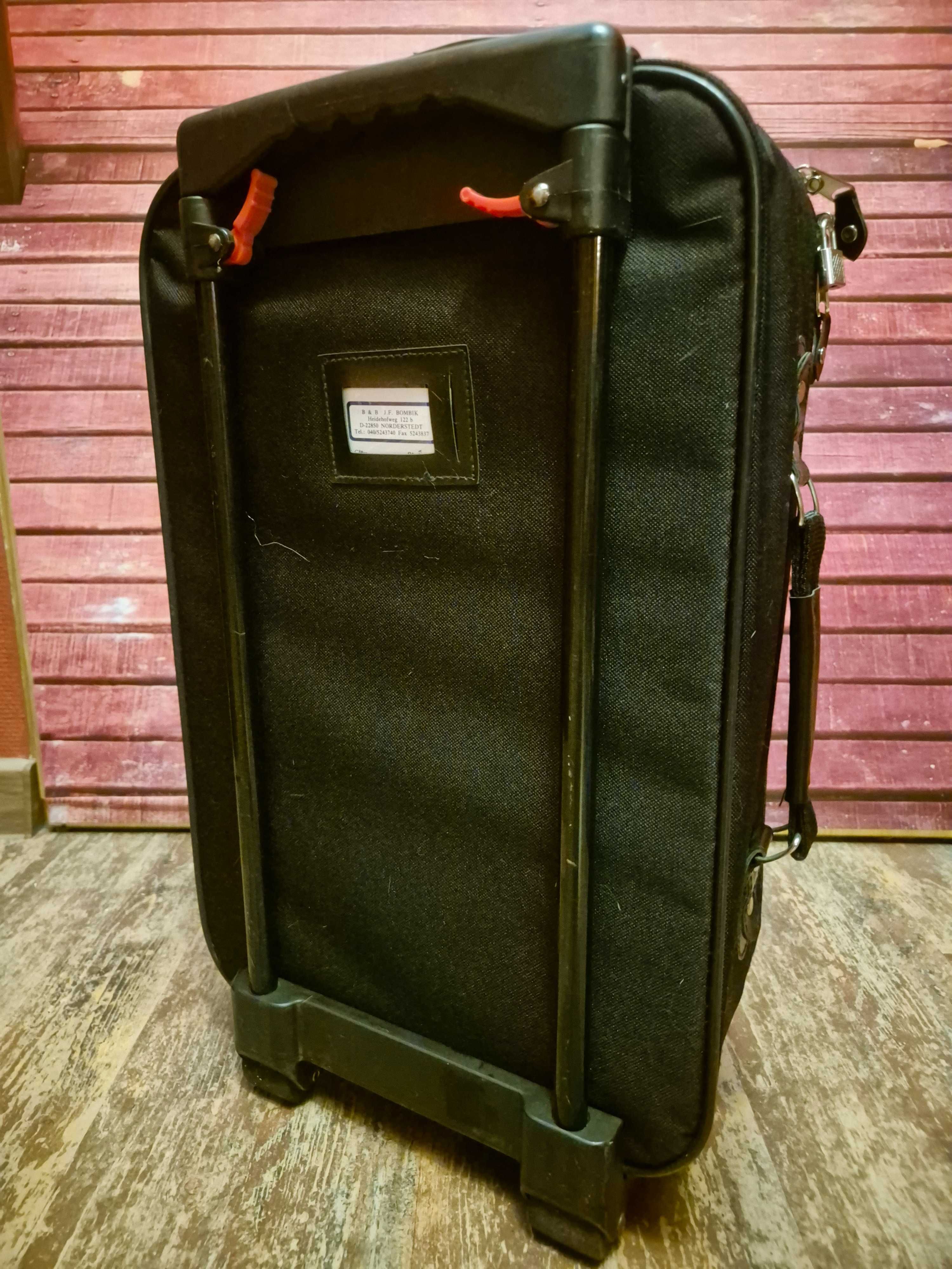 Mała czarna walizka Ricardo 52 x 32 x 17