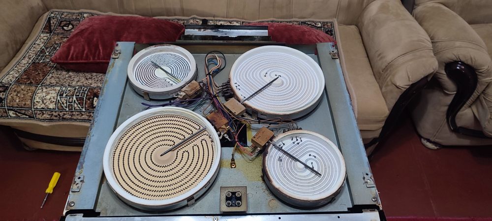 Продаються конфорки для електроплити Candy.