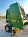 Prasa zwijająca zmiennokomorowa John Deere 590