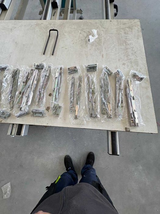 Rygiel do drzwi aluminiowych