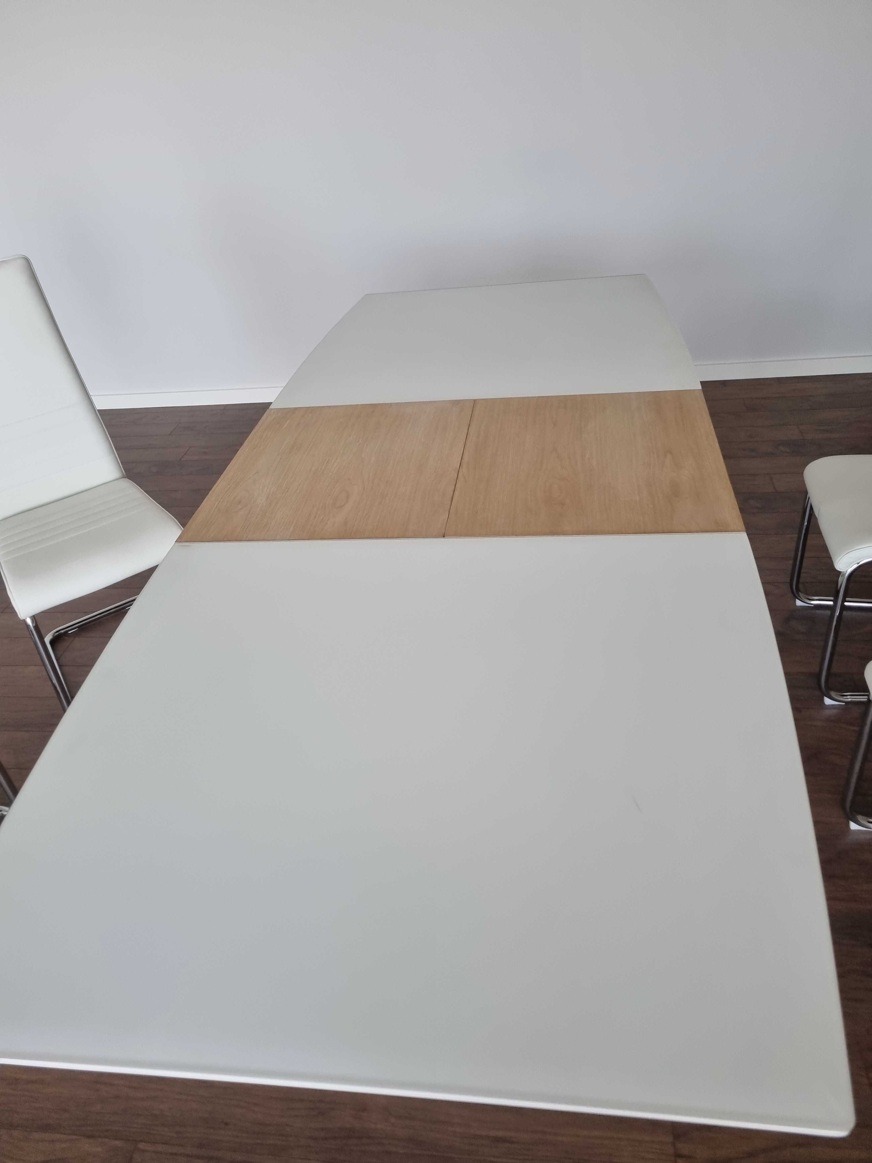 Mesa extensível em Branco e Carvalho com 4 cadeiras
