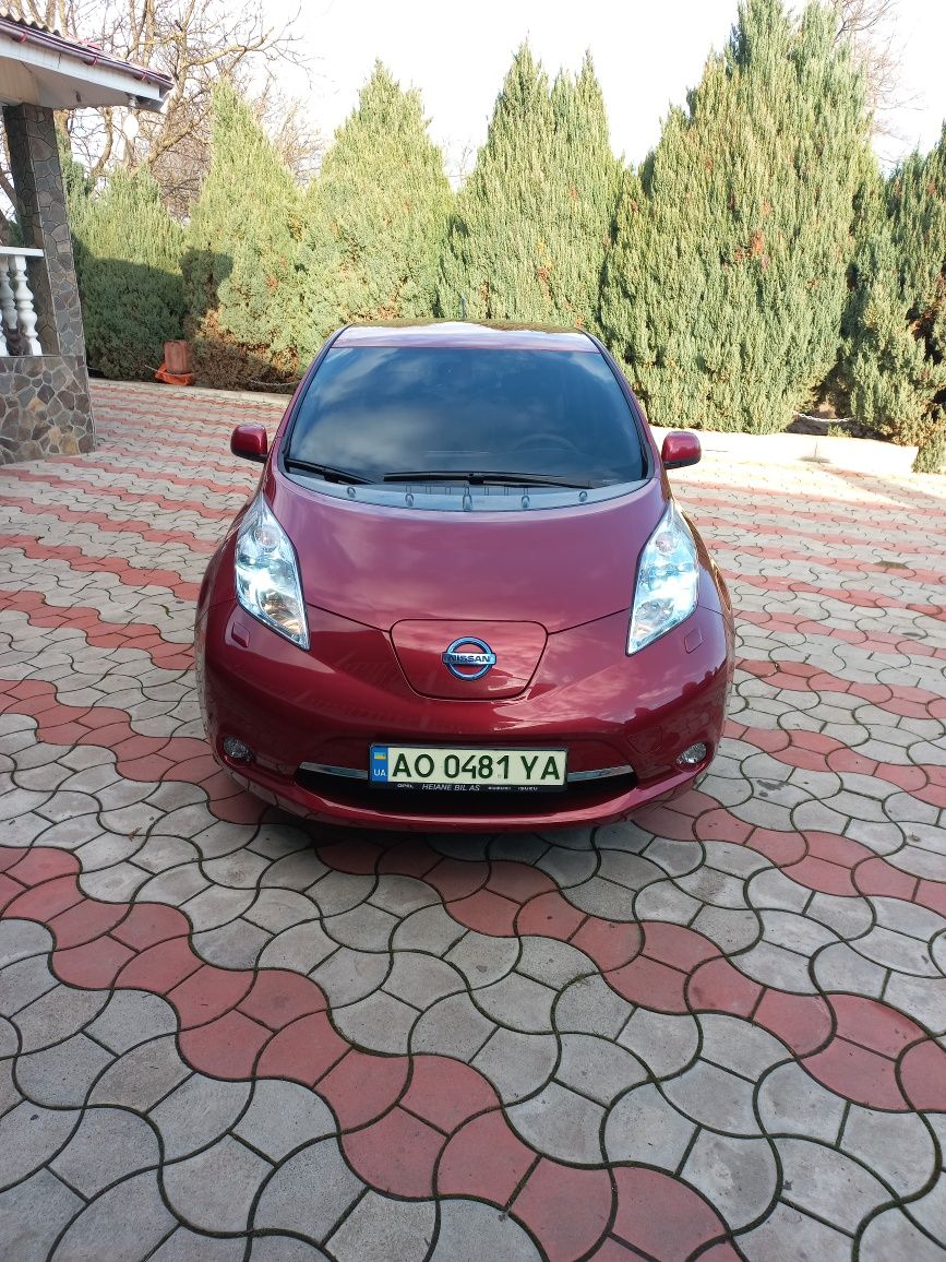 Nissan leaf    електромобіль