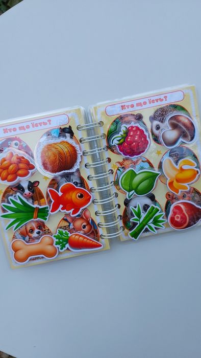 Розвиваюча книга на ліпучках Міні ґратко Тварини Овочі Фрукти Кольори