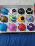12 pokeballi plus figurki pokemon w srodku