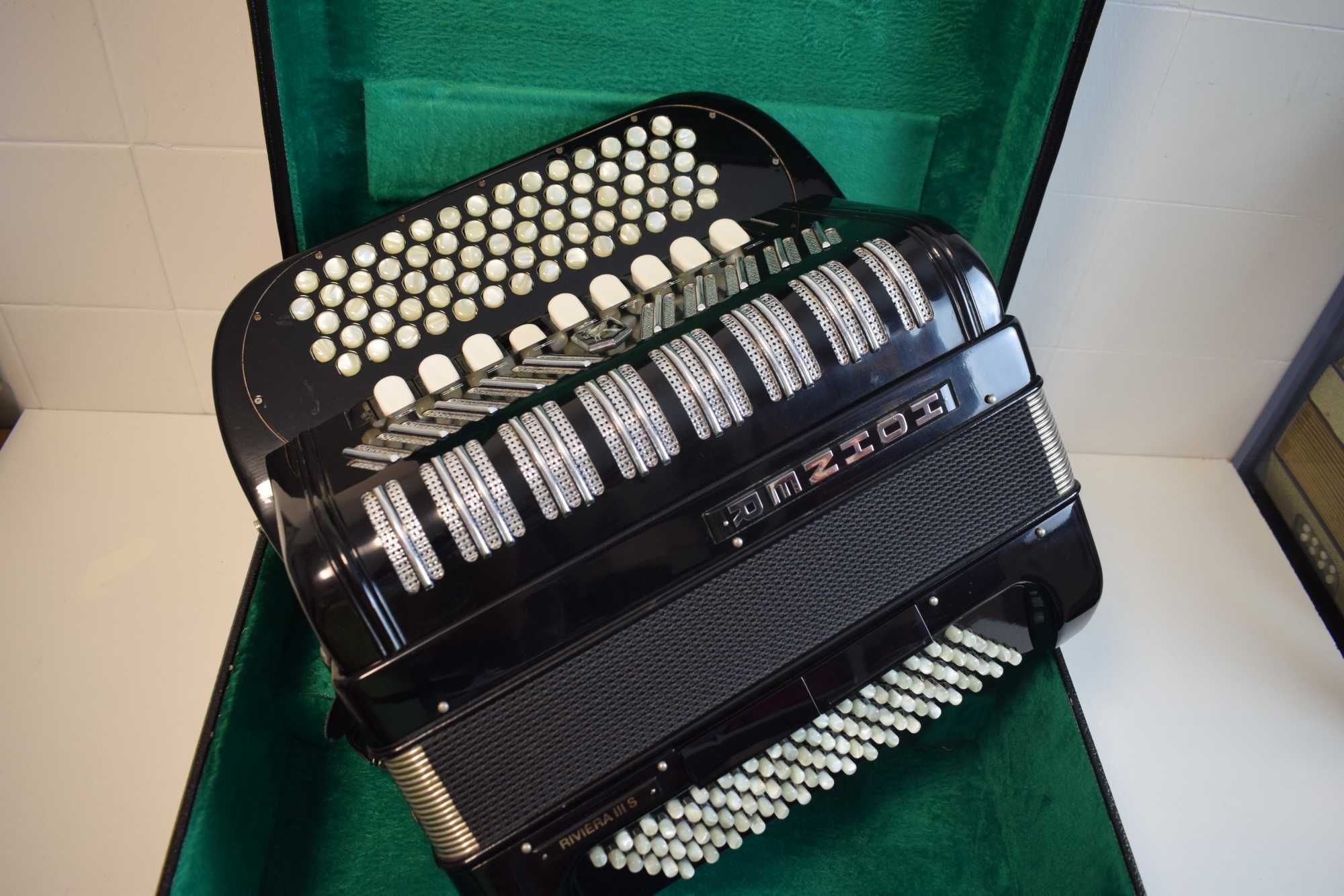 Acordeao Hohner Riveira III S. N 230