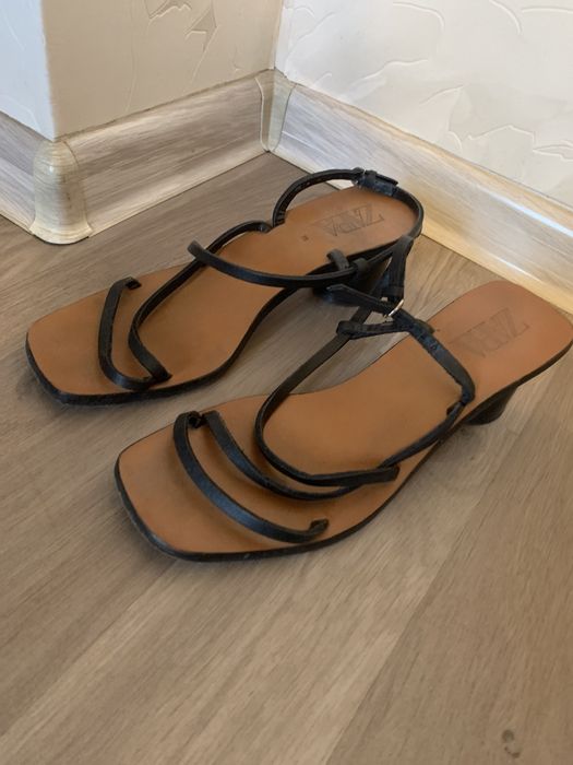 Стильні босоніжки на каблуку Zara